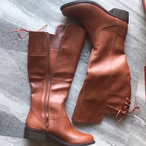 Tall brown boots . size 6.